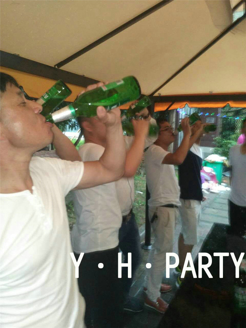 啤酒桌子摆满,兄弟们,吹!